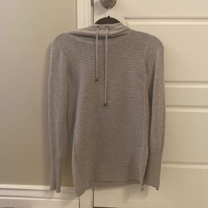 Grey hooded ribbed light sweater. Artisan-XS